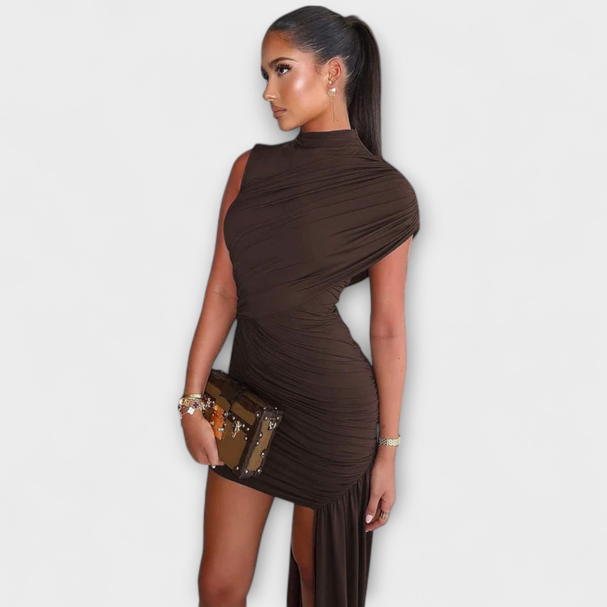 Lila - Stylish, form-fitting dress with a round neckline and pleats