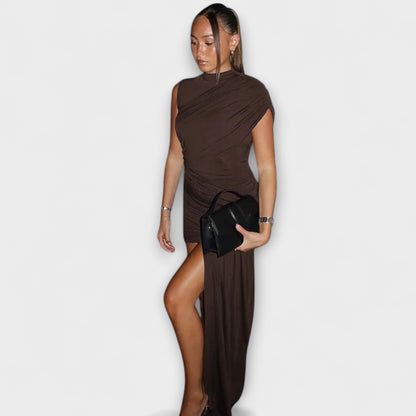 Lila - Stylish, form-fitting dress with a round neckline and pleats